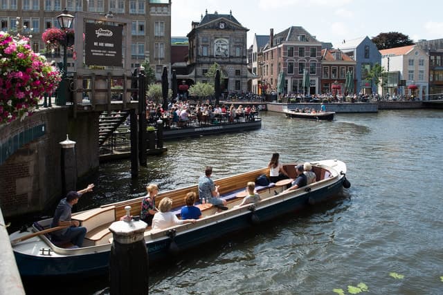 Leiden: Historic Canal Cruise with a professional skipper