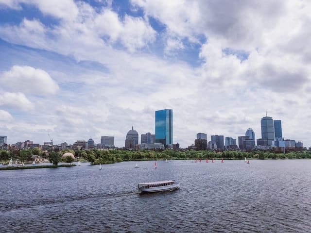 Boston: Charles River Sightseeing Cruise