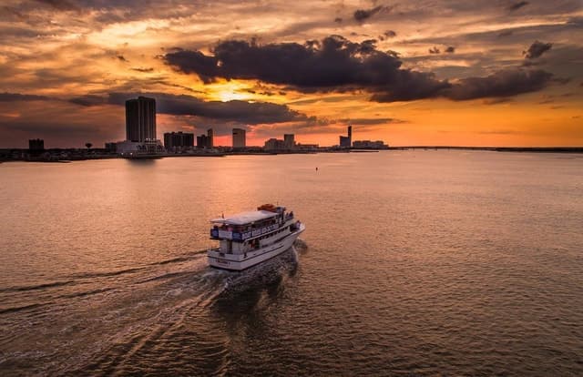 Atlantic City: DJ Dance Happy Hour Cruise Fri & Sat. (21 +)