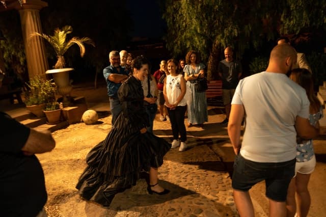 Málaga: Nighttime English Cemetery Dramatized Tour
