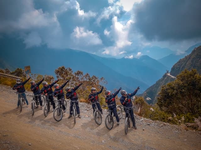 From La Paz: 3-Day Biking Tour Death Road & Uyuni Salt Flats