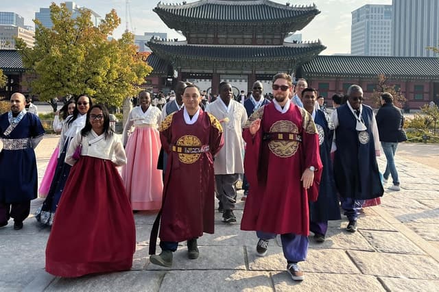 Seoul: Half-Day City Highlights & Palace Tour with Hanbok