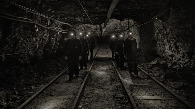 Longyearbyen: Historic Coal Mine Tour at Gruve 3