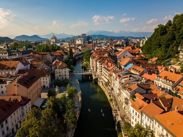 Ljubljana: Old Town Stand-Up Paddle Tour with Free Photos