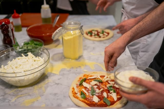 Milan: Pizza or Pasta and Gelato-Making Class with Wine