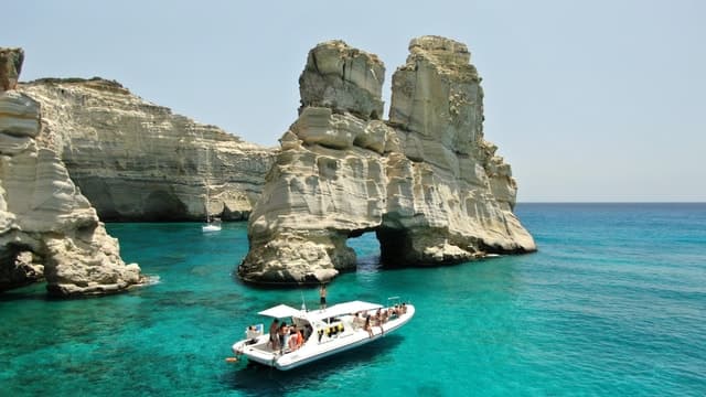Milos: Half-Day Speedboat Cruise to Klefiko with Snorkeling