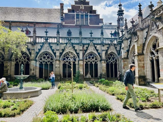 Utrecht: Highlights and Secrets with a Walking Tour