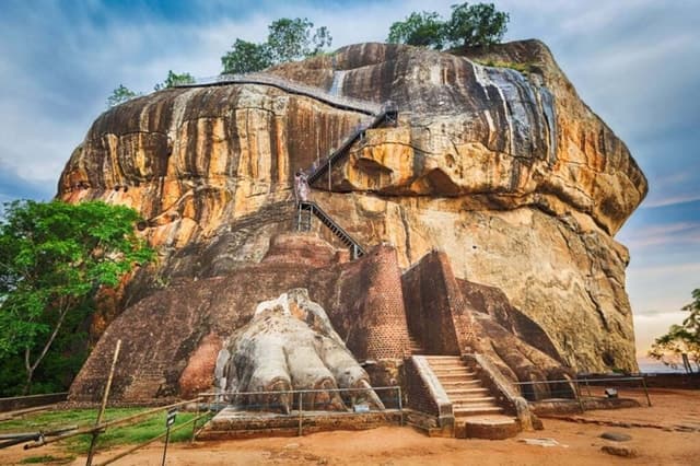 Private Transfers: Colombo Airport to Sigiriya Rock