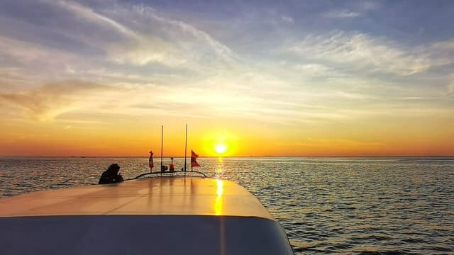Phi Phi: Sunrise & Beat The Crowds to Maya Bay by Speedboat