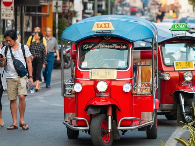 Chiang Mai: Tuk-Tuk Evening Tour with Temples & Street Foods