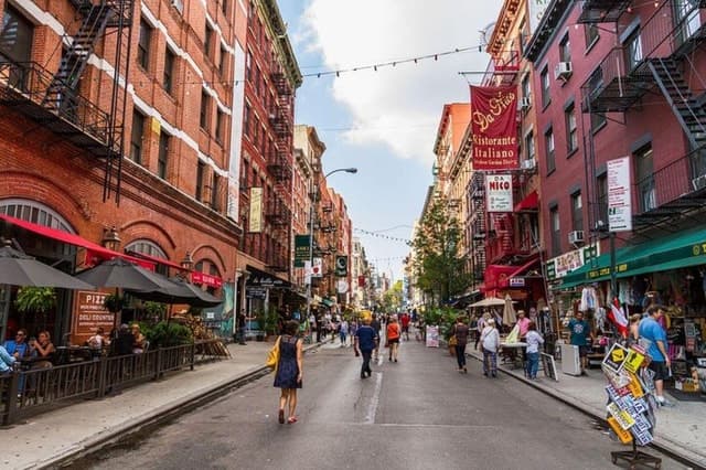 True Crime New York: NYPD-Guided Mafia Walking Tour w/ Food