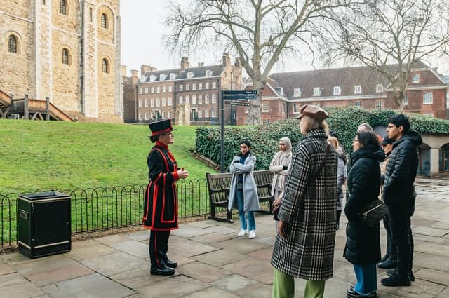 Tower of London Early Access with Beefeater and Crown Jewels