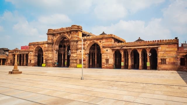 Old Ahmedabad Heritage Walk with Local Food Tastings