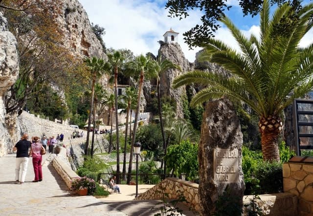 From Albir, Benidorm & Calpe: Guadalest & Algar Falls Tour