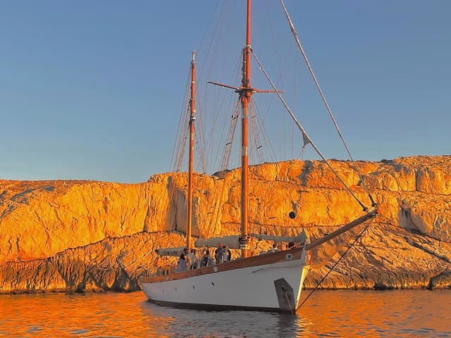 Marseille: Frioul Islands Sunset Cruise with Cocktail Dinner