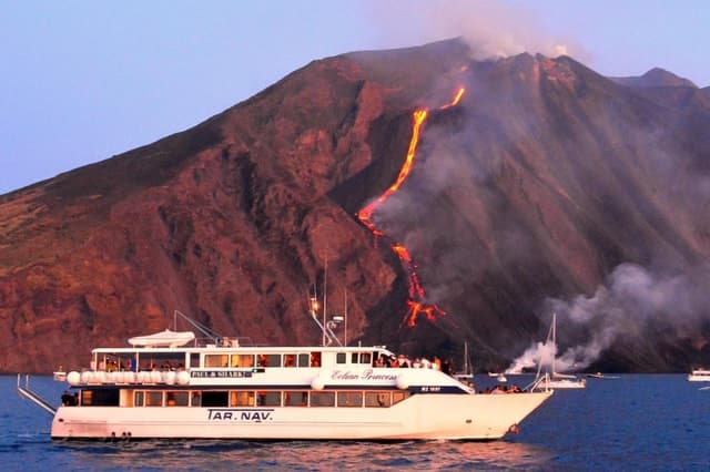 From Milazzo: Panarea and Stromboli Boat Trip by Night