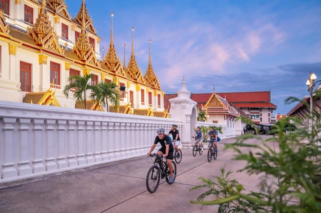 Bangkok: Night Bike Tour with Temples & Flower Market Visit