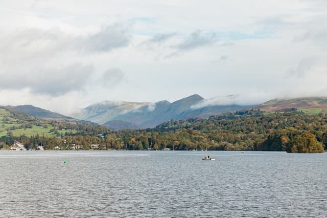 From Manchester: Lake District Bus Tour & Windermere Cruise