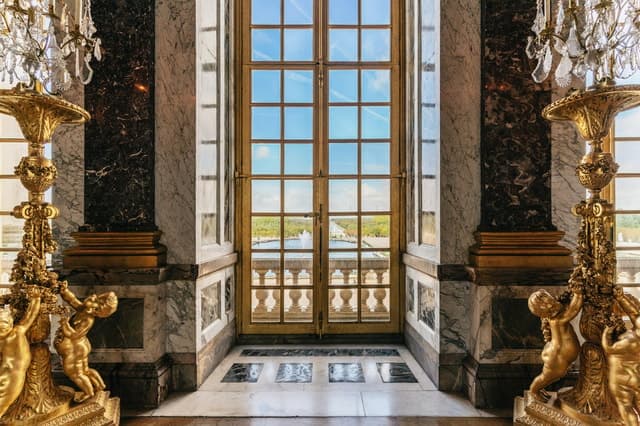 From Paris: Versailles Palace Guided Tour & Gardens Access