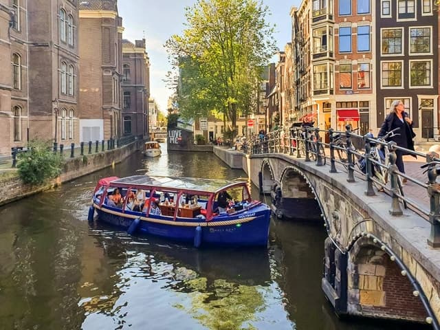 Amsterdam: Smoke and Lounge City Boat Cruise
