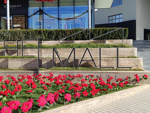 Private Driver for shopping to "The Mall" and Prada Outlet
