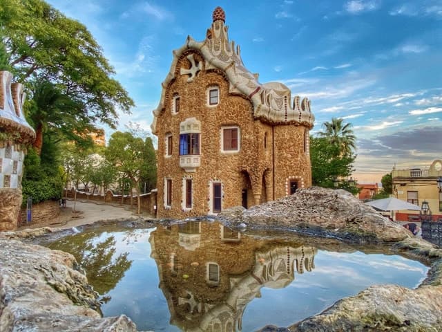 Barcelona: Park Güell Guided Tour with Entry