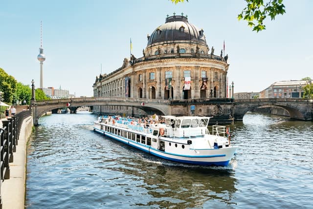 Berlin: 1-Hour City Tour by Boat including Audio Guide