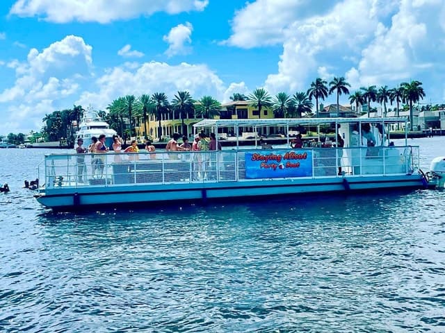 Fort Lauderdale: Scenic Boat Trip w/ Swim Stop & Inflatables