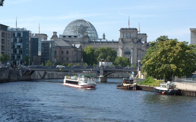 Berlin: 1- or 1½-Hour Spree City Cruise from Friedrichstraße