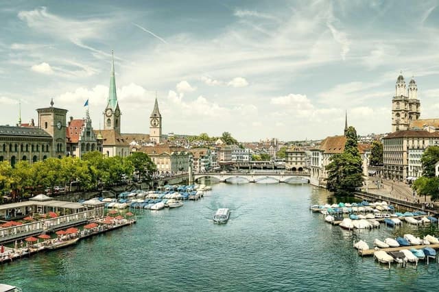 Zurich: Guided Tour, Lake Cruise & Lindt Home of Chocolate