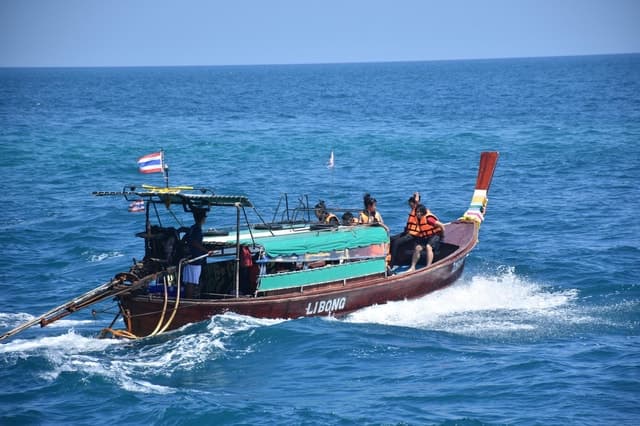 Koh Lanta: 4 Islands and Emerald Cave Tour by Longtail Boat