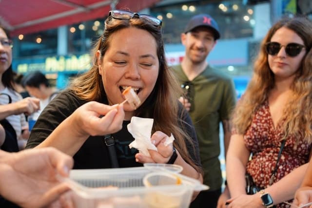 Hong Kong: Street Food Tour with Locals - Dim Sum and Wonton