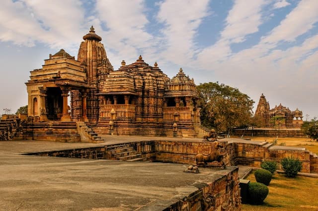 Khajuraho: Full Day Sacred Sculptures & Temple Whispers Tour