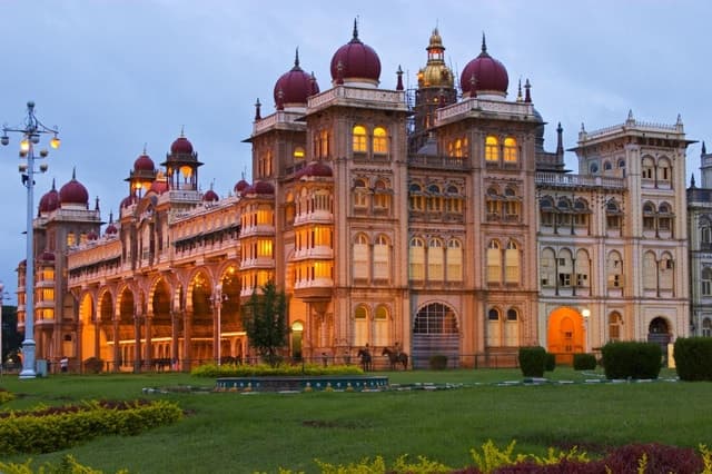 From Bangalore: Private Mysuru Palace & Devaraja Market Tour