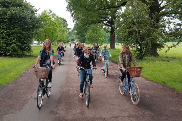 Brighton: Guided City Bike Tour