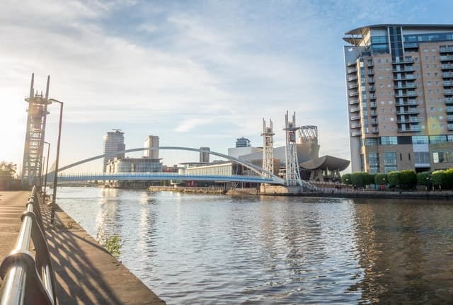 Manchester: Private Express Walk with a Local in 60 minutes