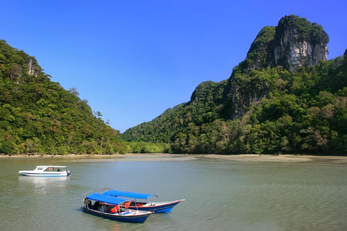Dayang Bunting Lake (Tasik Dayang Bunting)