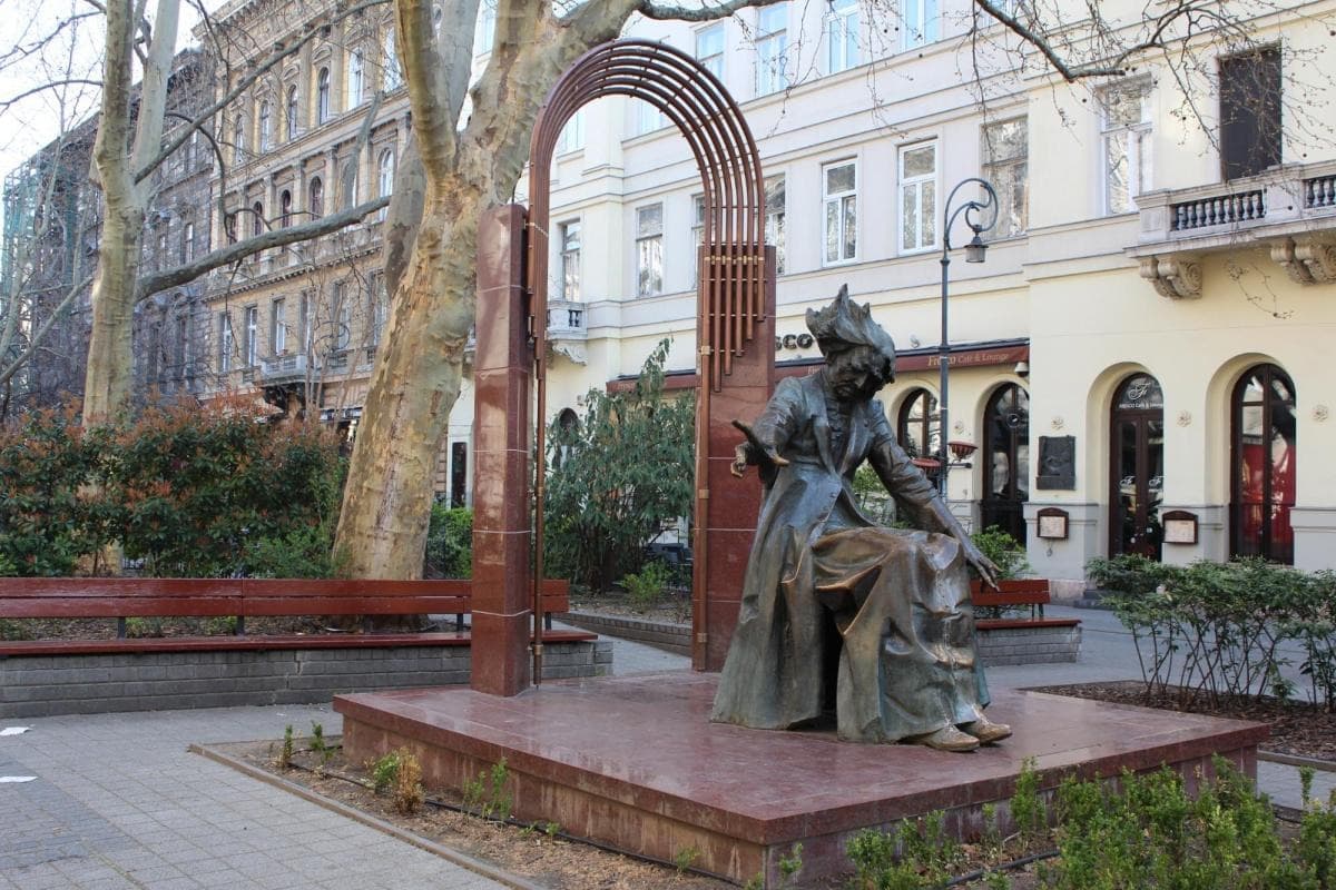 Liszt Ferenc Square (Liszt Ferenc Tér)