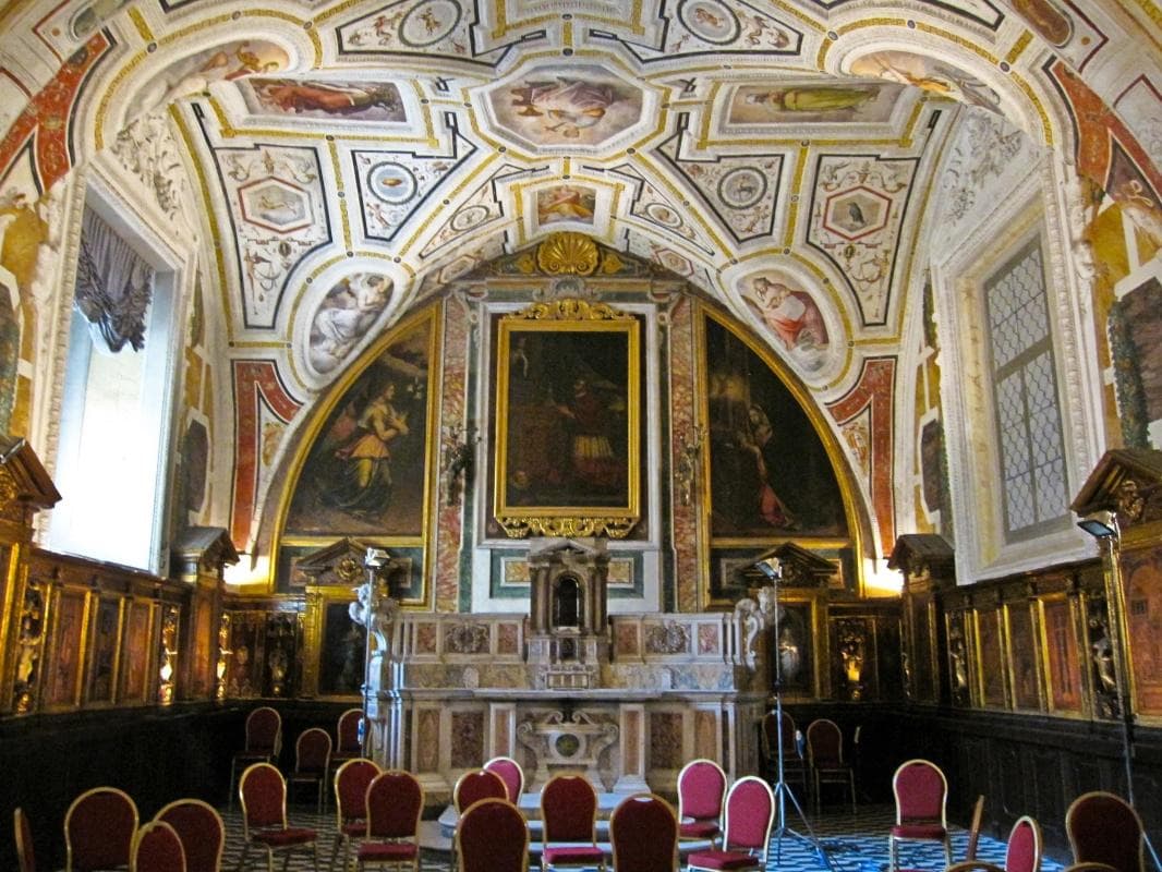 Church of Sant'Anna dei Lombardi (Chiesa di Sant'Anna dei Lombardi)