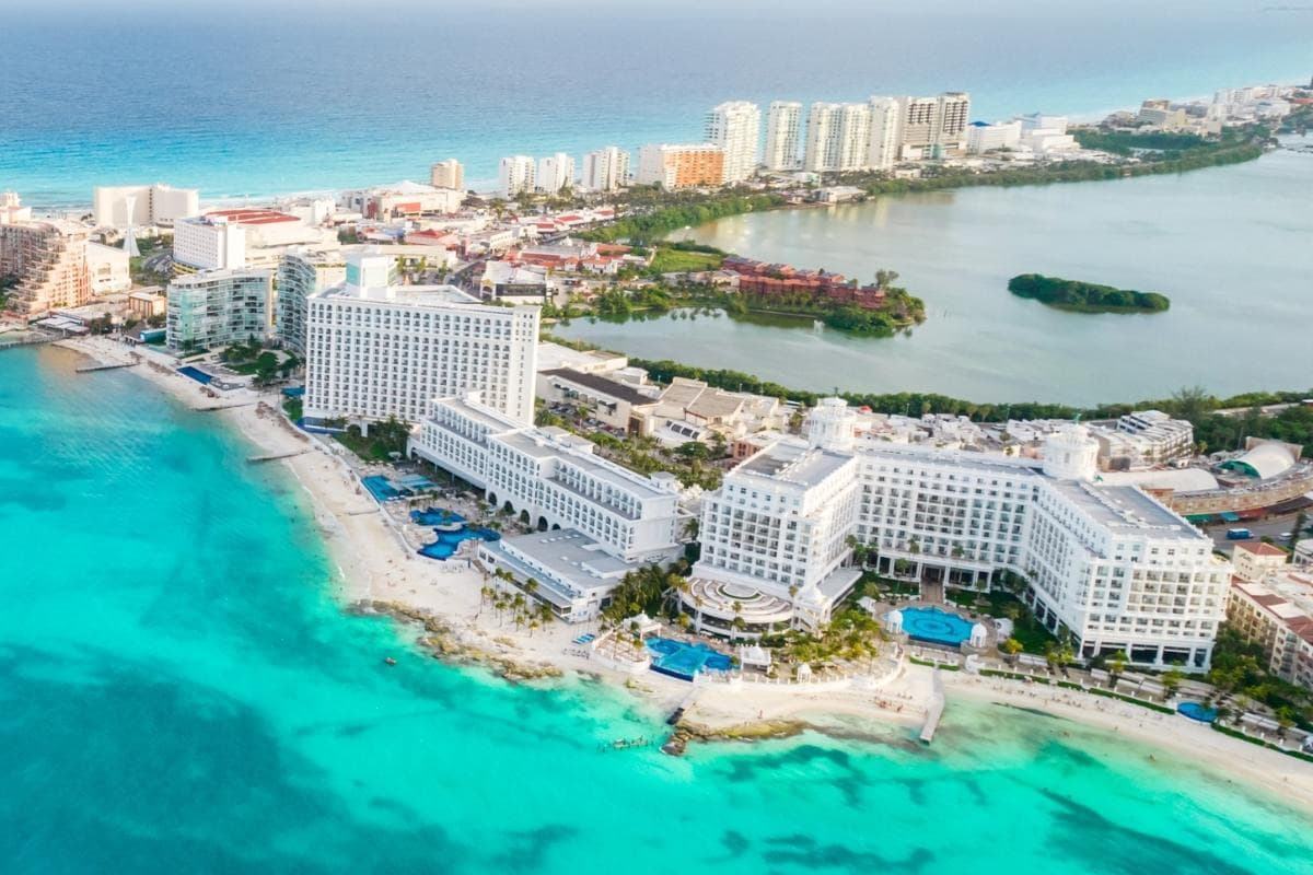 Cancun Hotel Zone (Avenida Kukulkan)