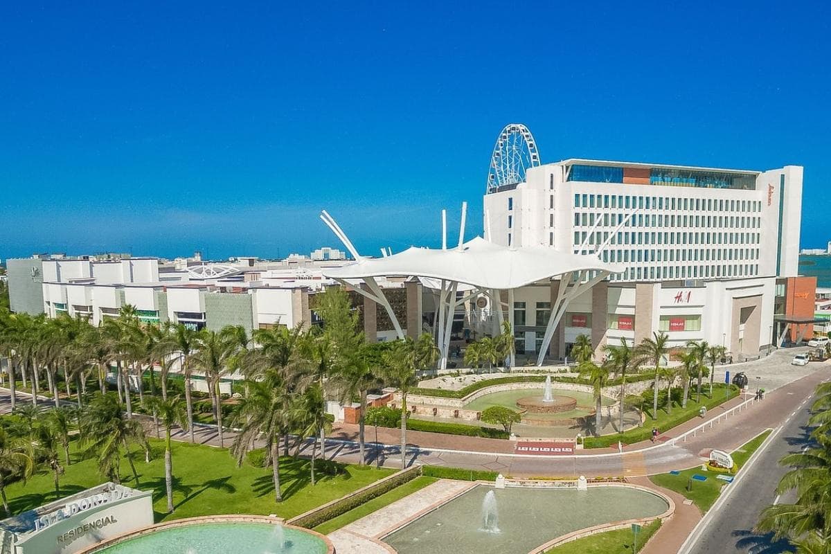 La Isla Shopping Village
