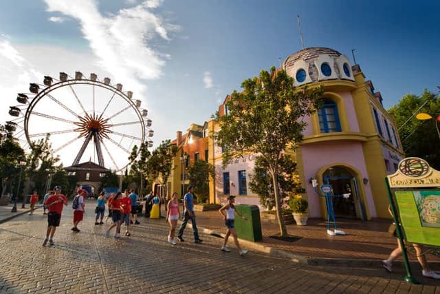 Hopi Hari Private Tour