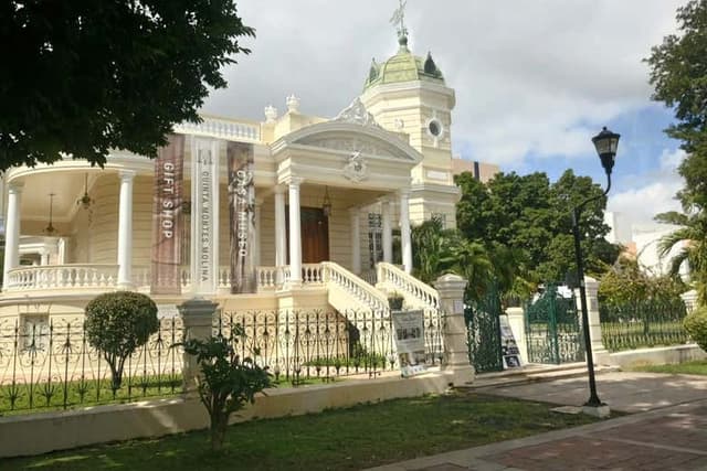 Paseo de Montejo Free Walking Tour