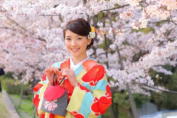 Rental Kimono SHIKI SAKURA | 3 Mins to Kiyomizu-dera | Kyoto, Japan