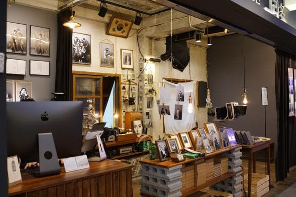 Modern Black and White Photoshoot Experience in 'Greeda' (Longfor studio) | Nampo-dong, Busan
