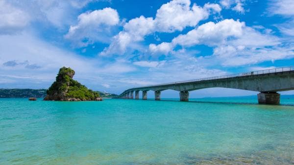 [Must-See Attractions] Central & Northern Okinawa Day Tour from Naha/Chatan with Korean-speaking Guide: Cape Manzamo, Kouri Island, Churaumi Aquarium & American Village |Japan
