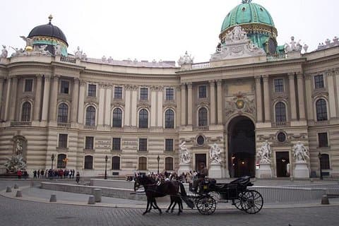 Budapest to Vienna Private Costumizable Day Tour with Lunch