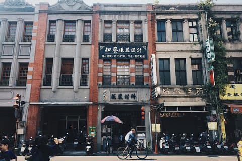 Private Longshan Temple and Dadaocheng Walking Tour