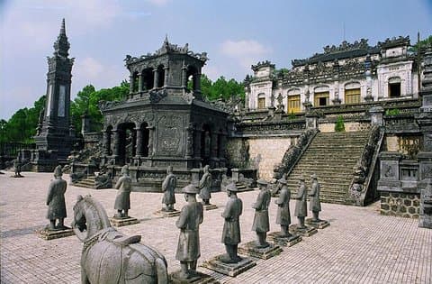 Hue’s Top Attractions by Car with Informative ES Driver