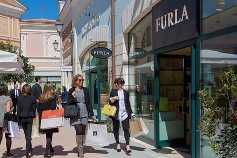 Rome: Castel Romano Outlet Shopping, Semi-Private Day Tour